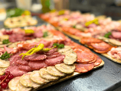 Plateau de charcuterie locale préparé par la boucherie Sarthou à Lons