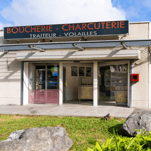 la vitrine boucherie Sarthou à Lons, près de Pau
