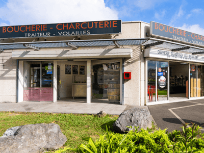 La devanture de la Boucherie Sarthou à Lons, place du Pesqué