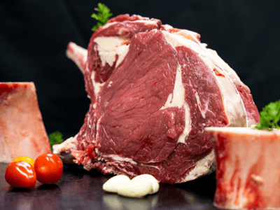 Une pièce de viande rouge préparée par la boucherie Sarthou à Lons