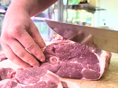La découpe de la viande par un boucher de la boucherie Sarthou à Lons