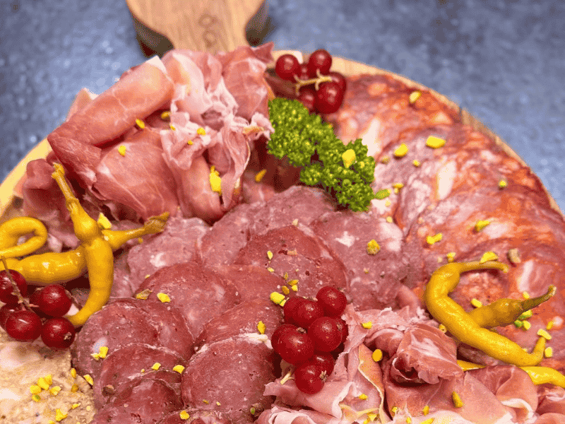 Un plateau charcuterie confectionné par la boucherie Sarthou