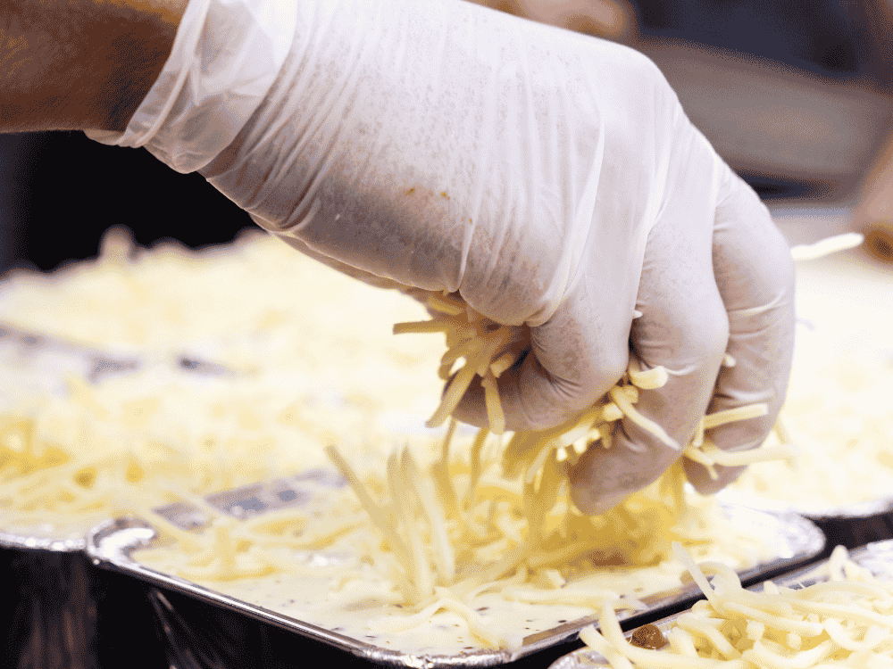 Un traiteur de la boucherie Sarthou prépare des lasagnes pour le service traiteur à Pau