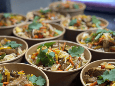 Pour son service traiteur à Pau, la boucherie Sarthou prépare des plats chauds à récupérer à Lons