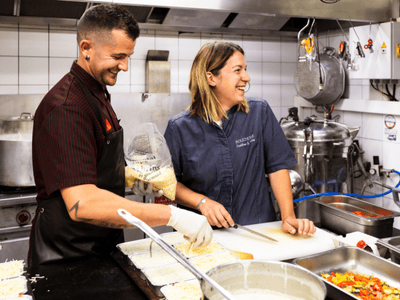 L'équipe de la boucherie Sarthou prépare les plats à emporter sur place à Lons pour le service traiteur